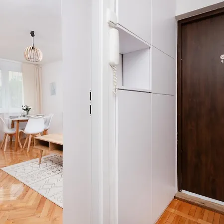 Cosy For 5 Guests Wrzeszcz By Renters アパート *